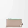 Porte-cartes et monnaie Pebble Slider en cuir de veau nappa brillant sable/vert tropical Porte-cartes et monnaie Pebble Slider en cuir de veau nappa brillant sable/vert tropical