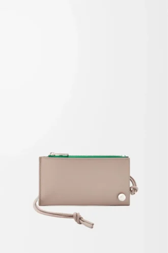 Porte-cartes et monnaie Pebble Slider en cuir de veau nappa brillant sable/vert tropical Porte-cartes et monnaie Pebble Slider en cuir de veau nappa brillant sable/vert tropical