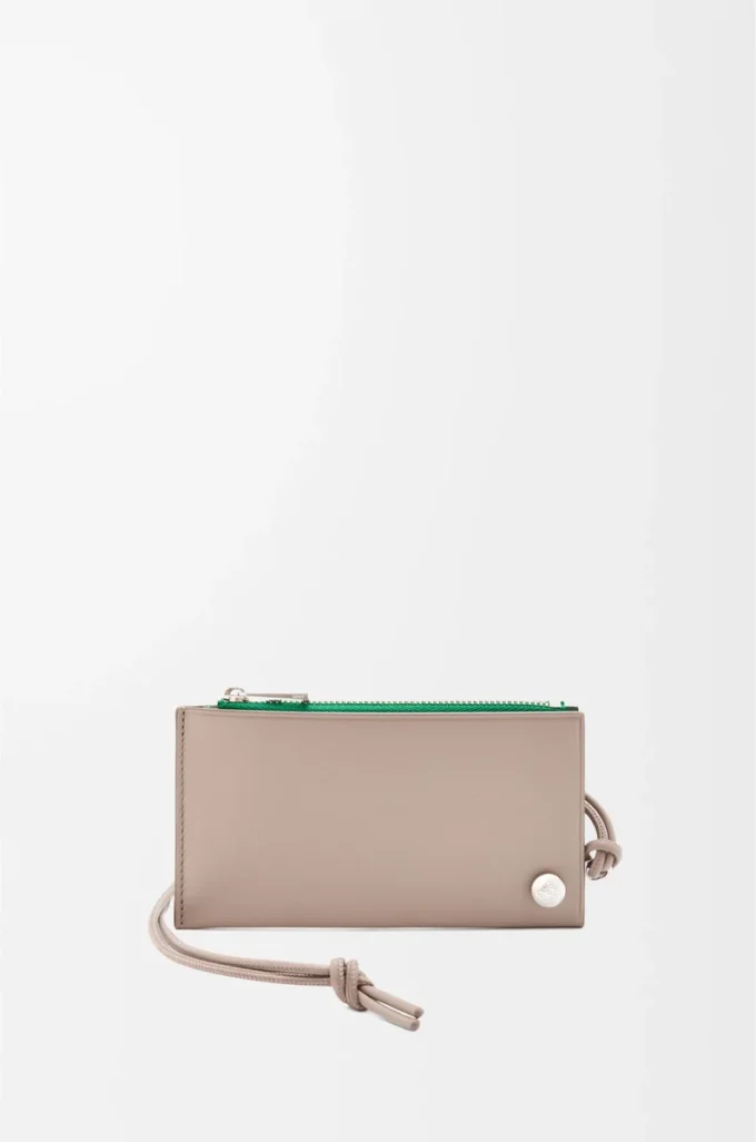 Porte-cartes et monnaie Pebble Slider en cuir de veau nappa brillant sable/vert tropical Porte-cartes et monnaie Pebble Slider en cuir de veau nappa brillant sable/vert tropical
