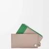 Porte-cartes et monnaie Pebble Slider en cuir de veau nappa brillant sable/vert tropical Porte-cartes et monnaie Pebble Slider en cuir de veau nappa brillant sable/vert tropical