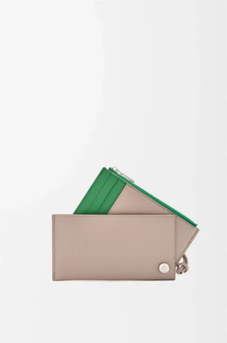 Porte-cartes et monnaie Pebble Slider en cuir de veau nappa brillant sable/vert tropical Porte-cartes et monnaie Pebble Slider en cuir de veau nappa brillant sable/vert tropical