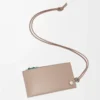 Porte-cartes et monnaie Pebble Slider en cuir de veau nappa brillant sable/vert tropical Porte-cartes et monnaie Pebble Slider en cuir de veau nappa brillant sable/vert tropical