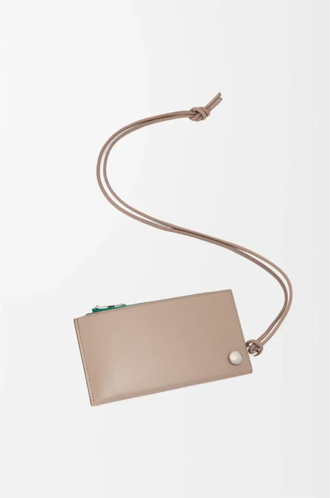 Porte-cartes et monnaie Pebble Slider en cuir de veau nappa brillant sable/vert tropical Porte-cartes et monnaie Pebble Slider en cuir de veau nappa brillant sable/vert tropical