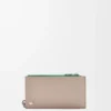 Porte-cartes et monnaie Pebble Slider en cuir de veau nappa brillant sable/vert tropical Porte-cartes et monnaie Pebble Slider en cuir de veau nappa brillant sable/vert tropical