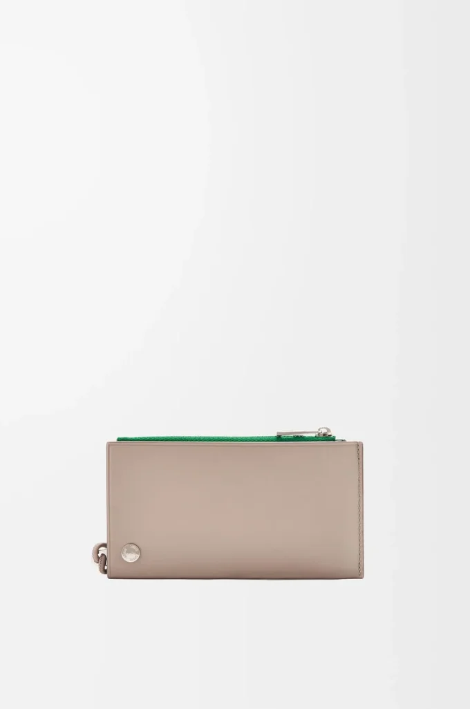 Porte-cartes et monnaie Pebble Slider en cuir de veau nappa brillant sable/vert tropical Porte-cartes et monnaie Pebble Slider en cuir de veau nappa brillant sable/vert tropical