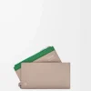 Porte-cartes et monnaie Pebble Slider en cuir de veau nappa brillant sable/vert tropical Porte-cartes et monnaie Pebble Slider en cuir de veau nappa brillant sable/vert tropical
