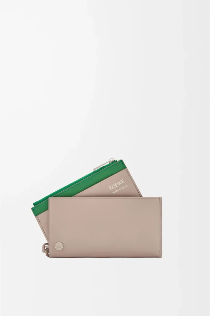 Porte-cartes et monnaie Pebble Slider en cuir de veau nappa brillant sable/vert tropical Porte-cartes et monnaie Pebble Slider en cuir de veau nappa brillant sable/vert tropical