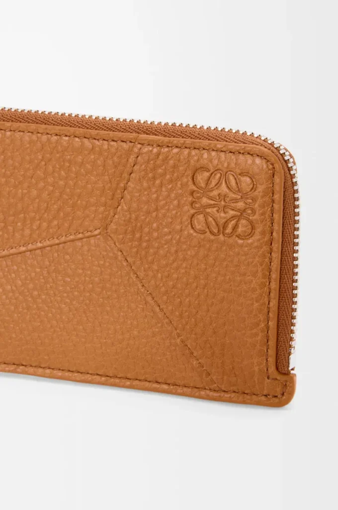Porte-cartes et monnaie Puzzle en cuir de veau grainé souple, couleur Light Canyon Brown Porte-cartes et monnaie Puzzle en cuir de veau grainé souple, couleur Light Canyon Brown