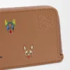 Porte-cartes et porte-monnaie Cats en cuir de veau classique couleur moka Porte-cartes et porte-monnaie Cats en cuir de veau classique couleur moka