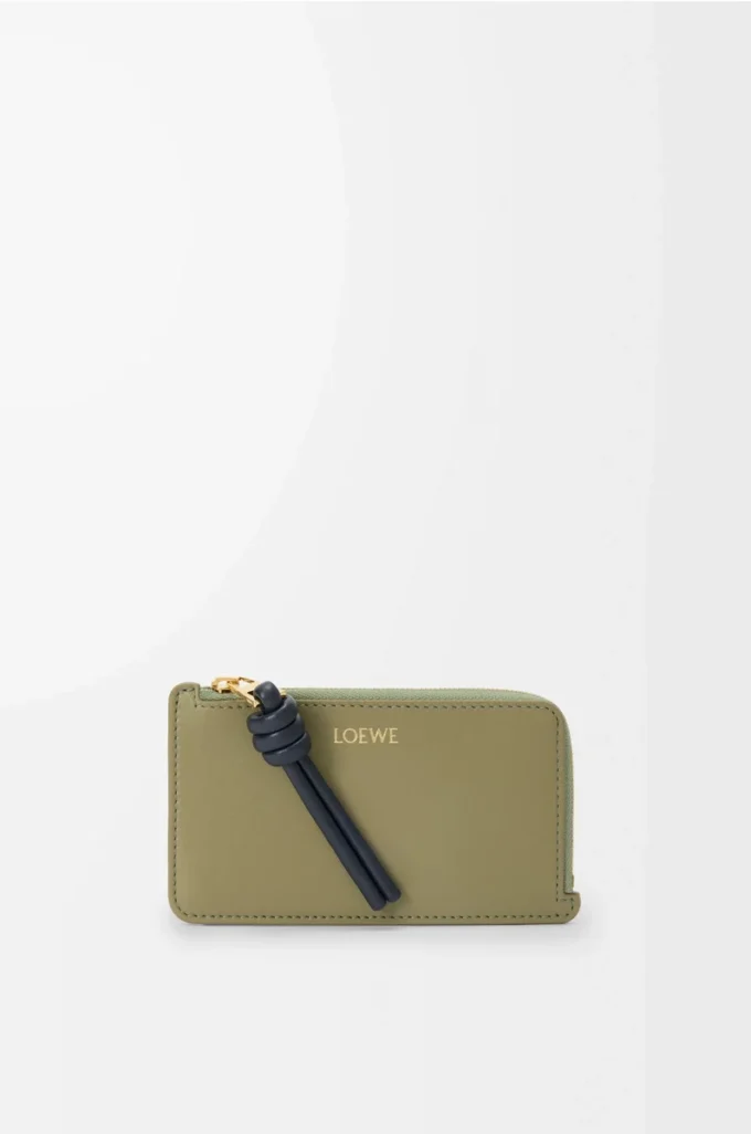 Porte-cartes et porte-monnaie Knot en cuir de veau nappa brillant Eucalyptus/Deep Navy Porte-cartes et porte-monnaie Knot en cuir de veau nappa brillant Eucalyptus/Deep Navy