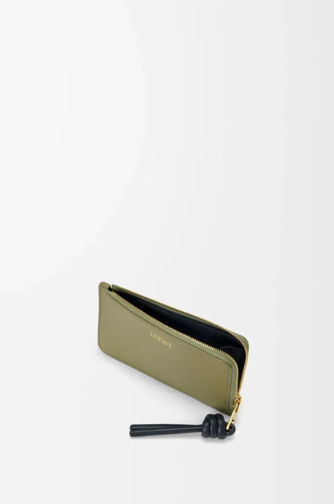 Porte-cartes et porte-monnaie Knot en cuir de veau nappa brillant Eucalyptus/Deep Navy Porte-cartes et porte-monnaie Knot en cuir de veau nappa brillant Eucalyptus/Deep Navy