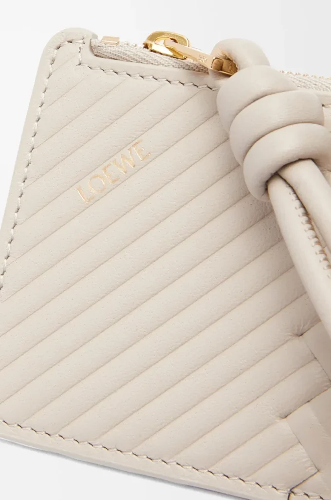 Porte-cartes et porte-monnaie Knot en cuir de veau nappa brillant Light Oat Porte-cartes et porte-monnaie Knot en cuir de veau nappa brillant Light Oat