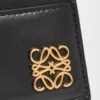 Porte-cartes Puffer Anagram en cuir de veau nappa brillant Noir