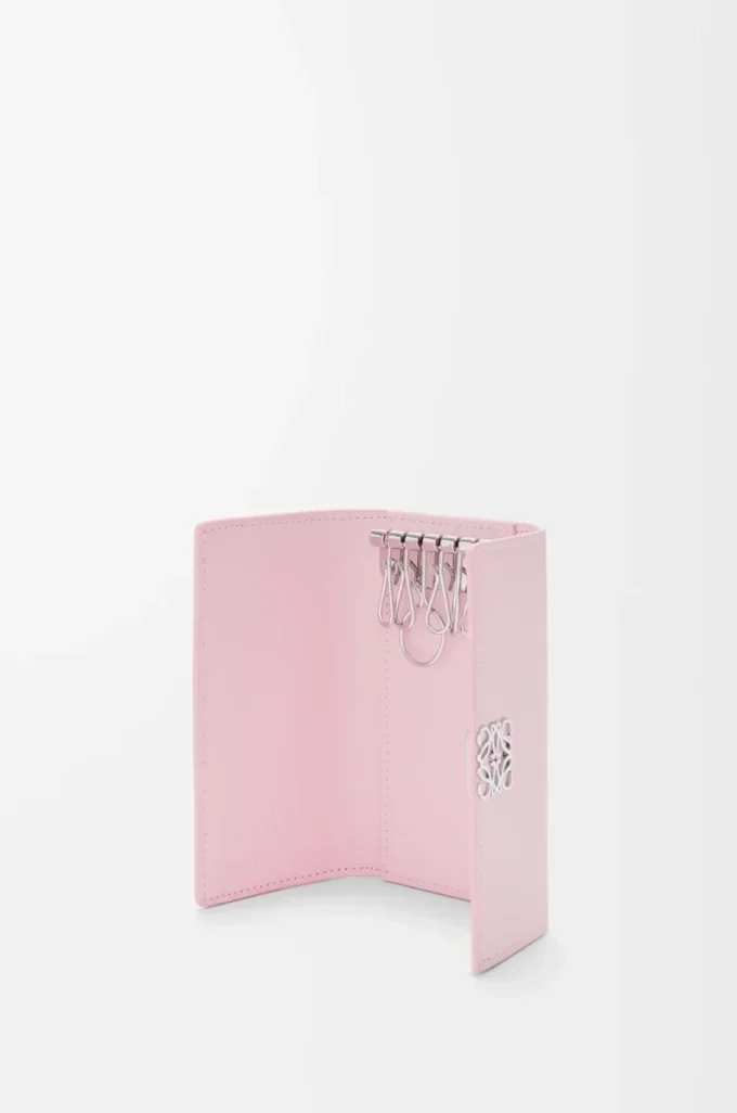 Porte-clés Anagram en cuir de veau grainé Blossom Porte-clés Anagram en cuir de veau grainé Blossom