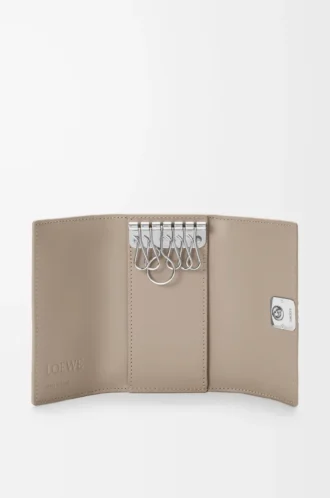 Porte-clés Anagram en cuir de veau grainé Clay