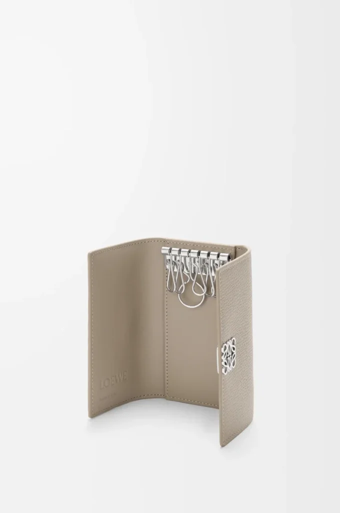 Porte-clés Anagram en cuir de veau grainé Clay Porte-clés Anagram en cuir de veau grainé Clay