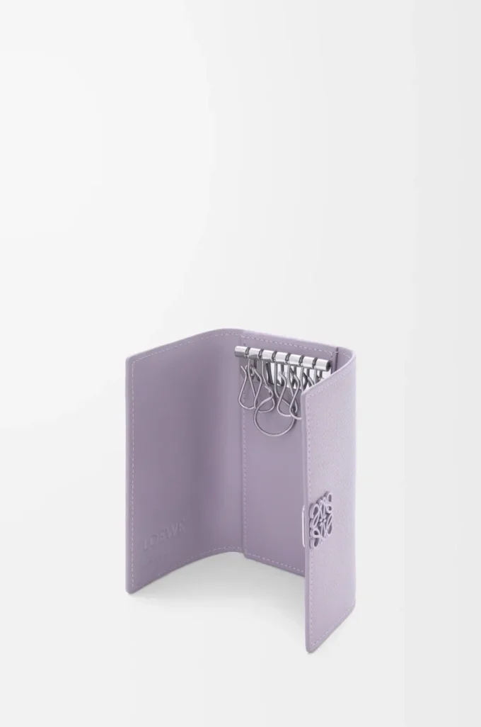 Porte-clés Anagram en cuir de veau grainé Dirty Mauve Porte-clés Anagram en cuir de veau grainé Dirty Mauve