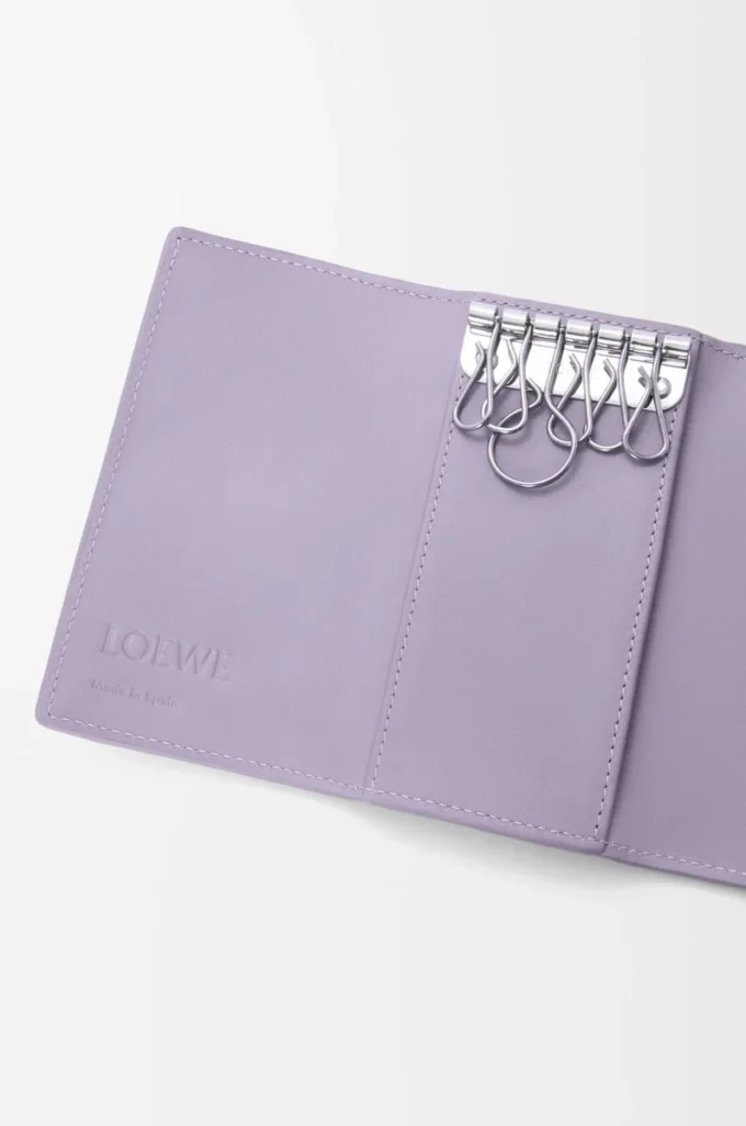 Porte-clés Anagram en cuir de veau grainé Dirty Mauve Porte-clés Anagram en cuir de veau grainé Dirty Mauve
