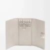Porte-clés Anagram en cuir de veau grainé Light Ghost Porte-clés Anagram en cuir de veau grainé Light Ghost