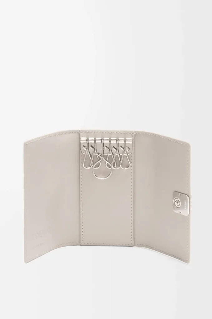 Porte-clés Anagram en cuir de veau grainé Light Ghost Porte-clés Anagram en cuir de veau grainé Light Ghost