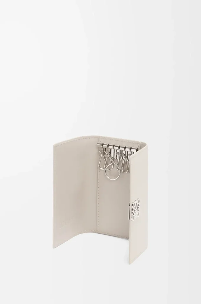 Porte-clés Anagram en cuir de veau grainé Light Ghost Porte-clés Anagram en cuir de veau grainé Light Ghost