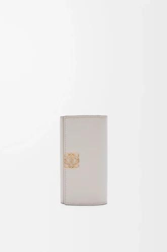 Porte-clés Anagram en cuir de veau grainé Light Ghost Grey