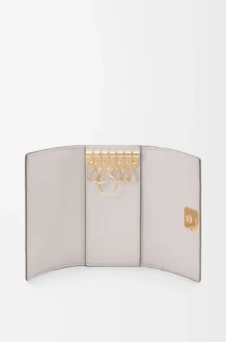 Porte-clés Anagram en cuir de veau grainé Light Ghost Grey