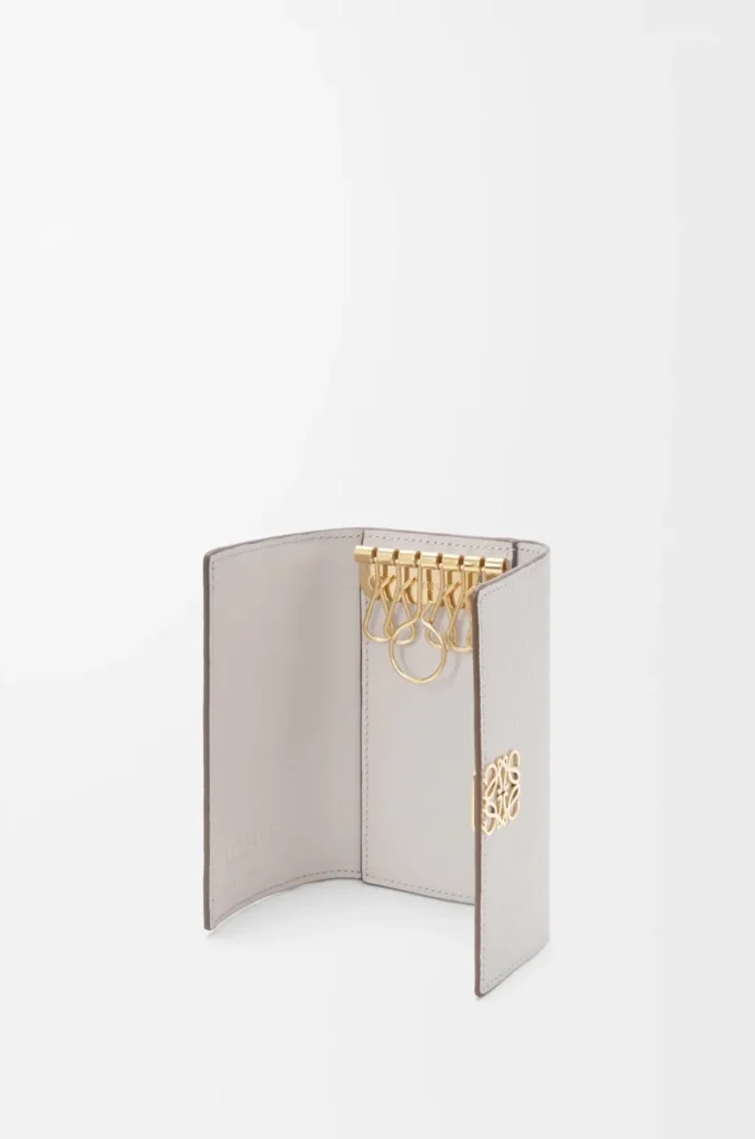 Porte-clés Anagram en cuir de veau grainé Light Ghost Grey Porte-clés Anagram en cuir de veau grainé Light Ghost Grey