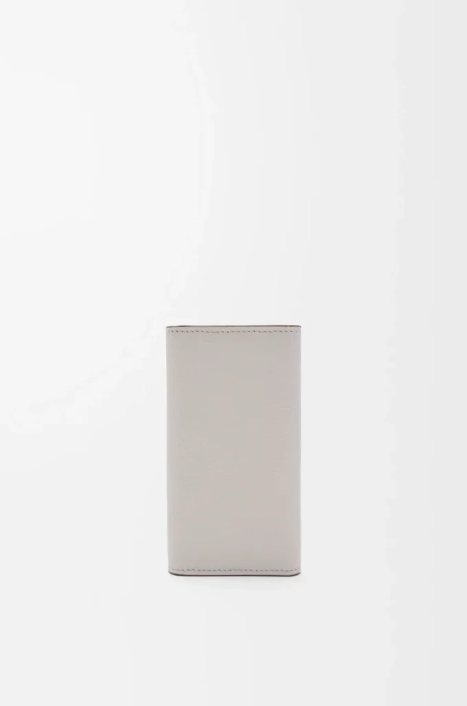Porte-clés Anagram en cuir de veau grainé Light Ghost Grey Porte-clés Anagram en cuir de veau grainé Light Ghost Grey