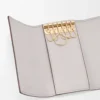 Porte-clés Anagram en cuir de veau grainé Light Ghost Grey Porte-clés Anagram en cuir de veau grainé Light Ghost Grey