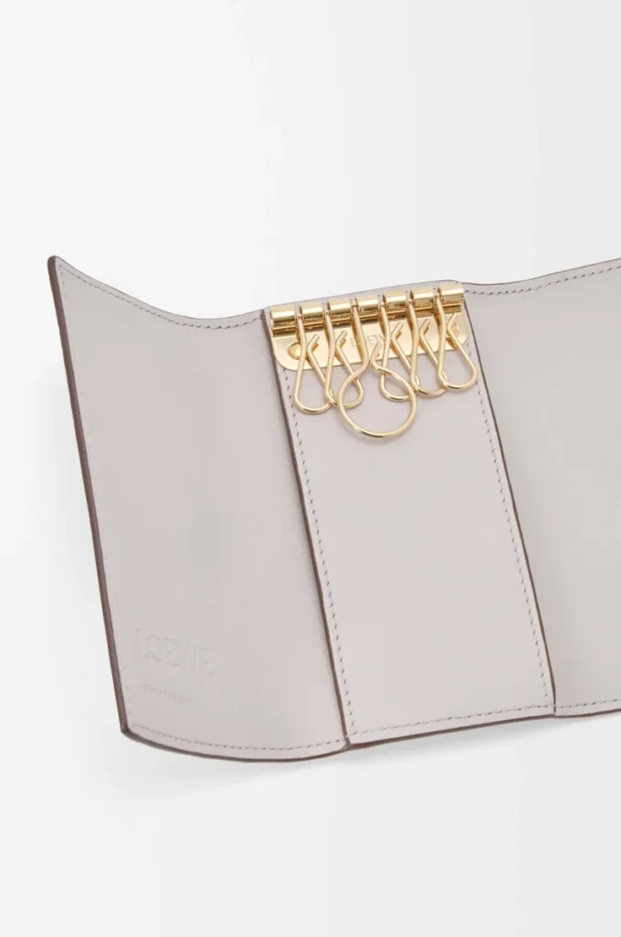 Porte-clés Anagram en cuir de veau grainé Light Ghost Grey Porte-clés Anagram en cuir de veau grainé Light Ghost Grey