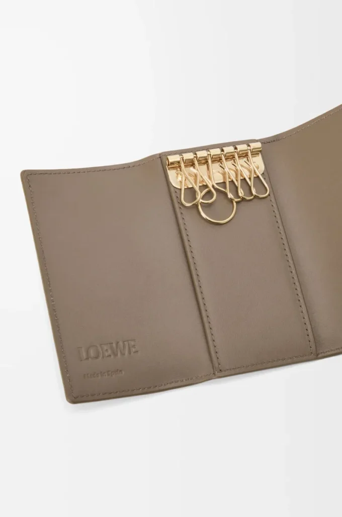 Porte-clés Anagram en cuir de veau grainé Taupe Porte-clés Anagram en cuir de veau grainé Taupe
