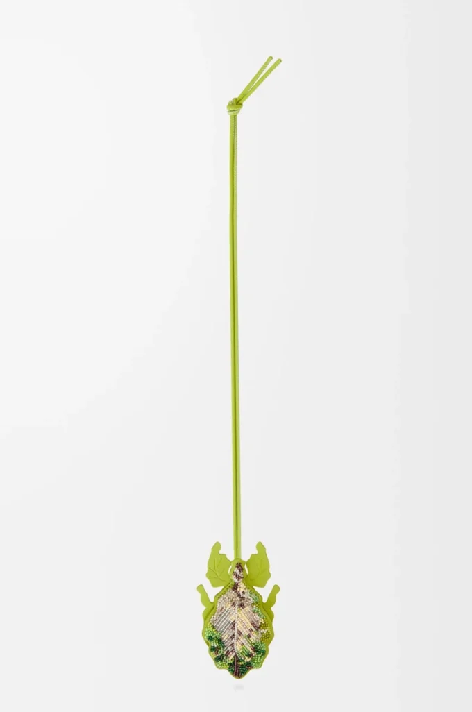Porte-clés insecte feuille en cuir perlé vert prairie
