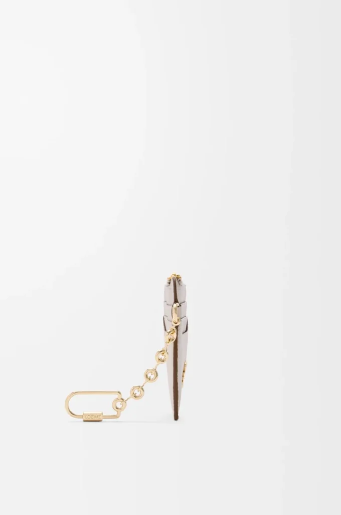 Porte-monnaie carré Anagram en cuir de veau grainé Light Ghost Grey Porte-monnaie carré Anagram en cuir de veau grainé Light Ghost Grey