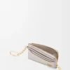 Porte-monnaie carré Anagram en cuir de veau grainé Light Ghost Grey Porte-monnaie carré Anagram en cuir de veau grainé Light Ghost Grey