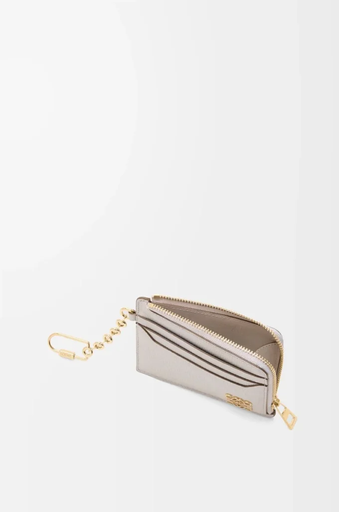 Porte-monnaie carré Anagram en cuir de veau grainé Light Ghost Grey Porte-monnaie carré Anagram en cuir de veau grainé Light Ghost Grey