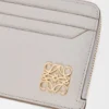 Porte-monnaie carré Anagram en cuir de veau grainé Light Ghost Grey Porte-monnaie carré Anagram en cuir de veau grainé Light Ghost Grey