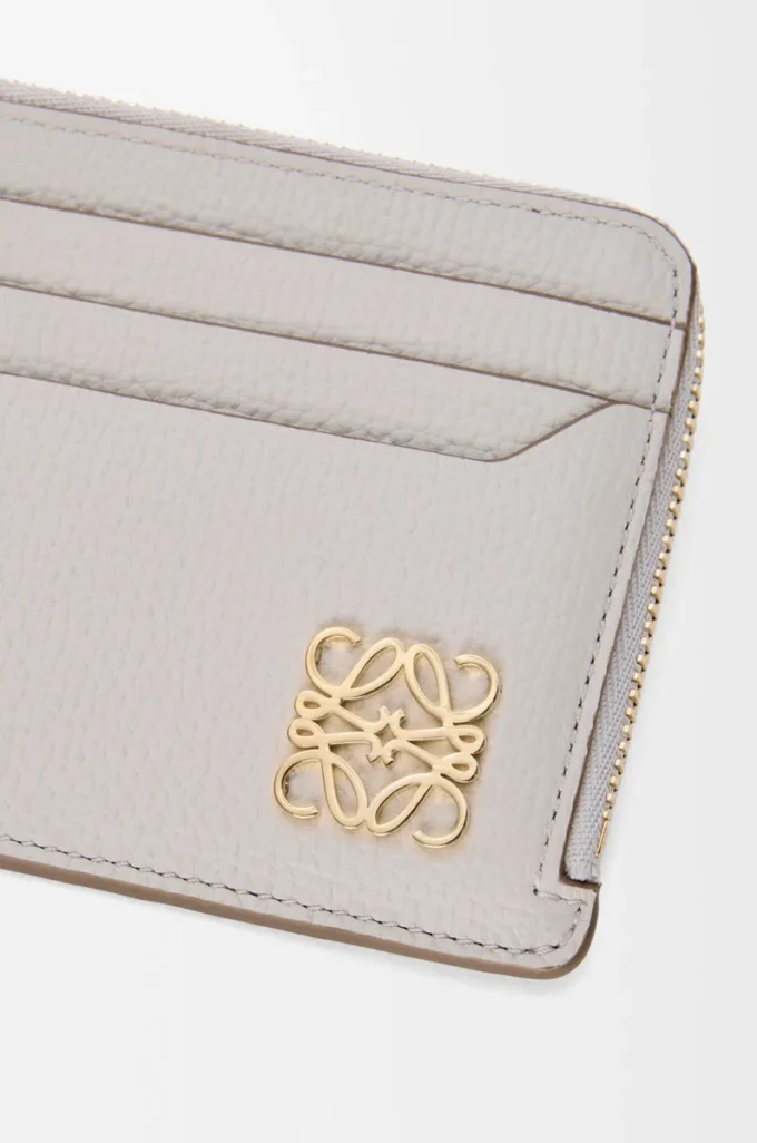 Porte-monnaie carré Anagram en cuir de veau grainé Light Ghost Grey Porte-monnaie carré Anagram en cuir de veau grainé Light Ghost Grey
