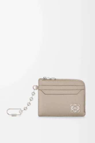 Porte-monnaie carré Anagram en cuir de veau grainé pebble Clay