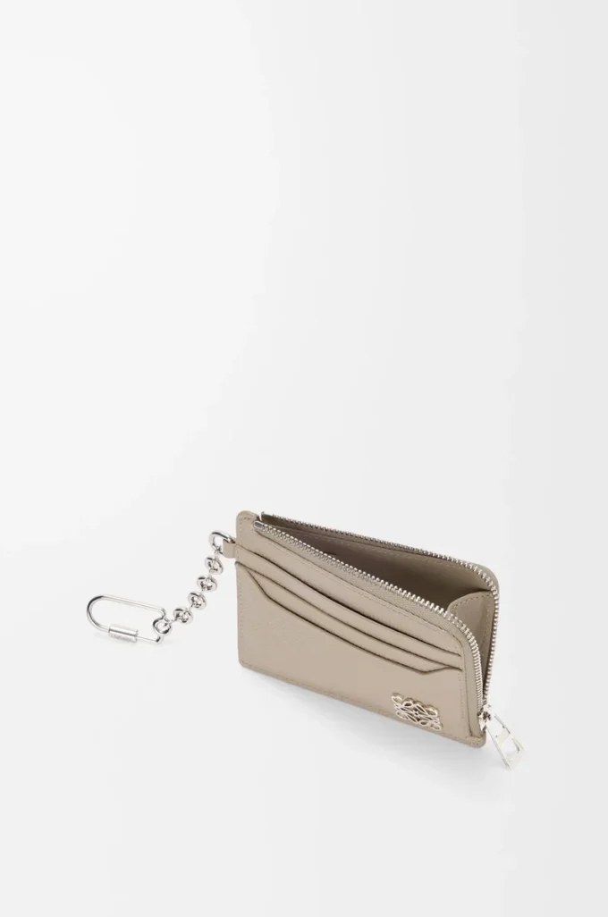 Porte-monnaie carré Anagram en cuir de veau grainé pebble Clay Porte-monnaie carré Anagram en cuir de veau grainé pebble Clay