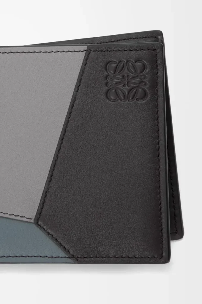 Porte-monnaie à deux volets Puzzle en cuir de veau classique Asphalt Grey/Storm Blue Porte-monnaie à deux volets Puzzle en cuir de veau classique Asphalt Grey/Storm Blue