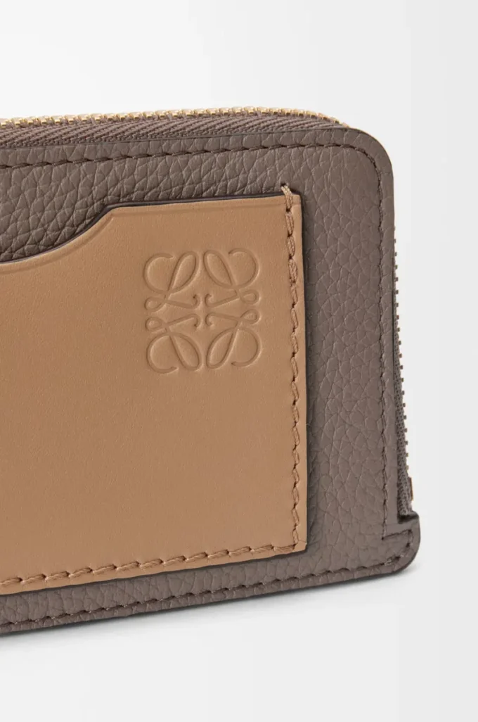 Porte-monnaie en cuir de veau grainé souple Taupe/Gold Porte-monnaie en cuir de veau grainé souple Taupe/Gold