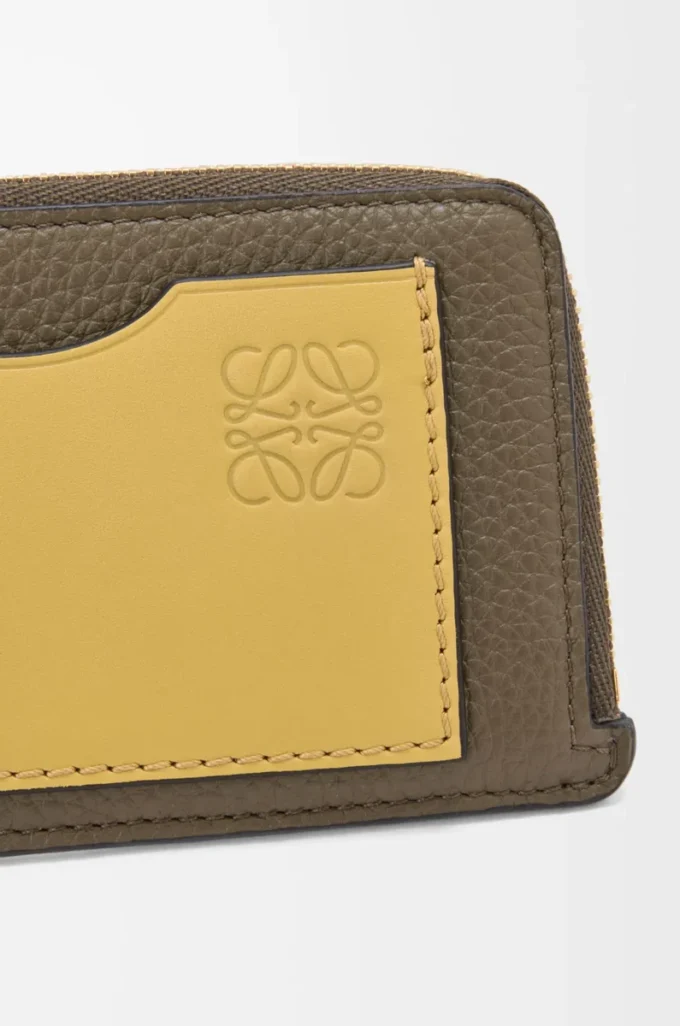 Porte-monnaie en cuir de veau grainé souple vert kaki foncé/gingembre