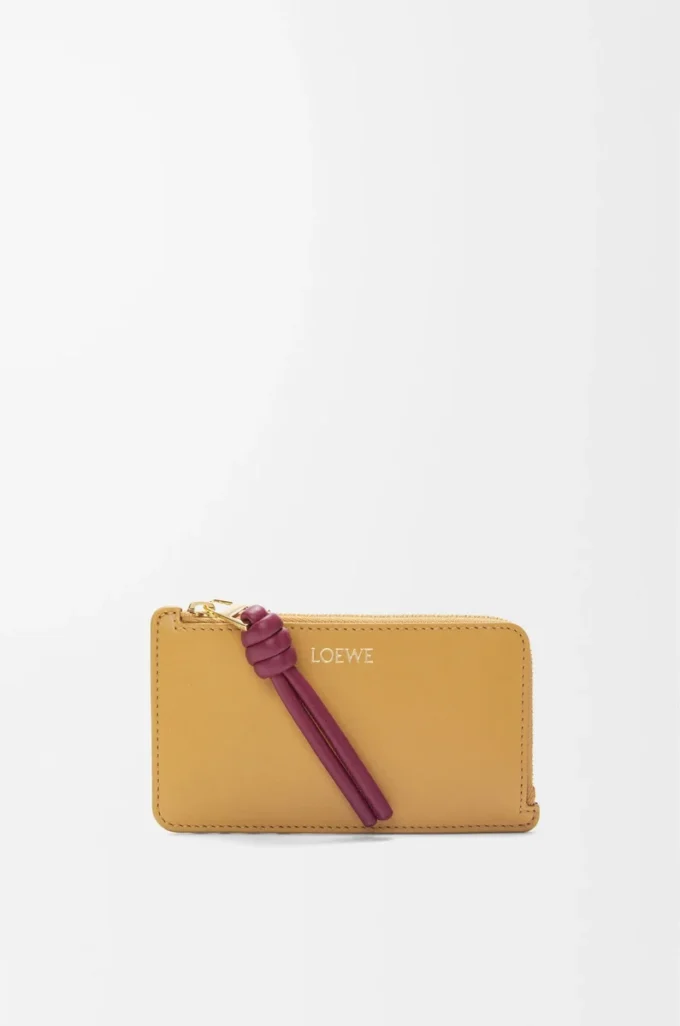 Porte-monnaie et cartes Knot en cuir nappa brillant Sahara/Crimson Porte-monnaie et cartes Knot en cuir nappa brillant Sahara/Crimson