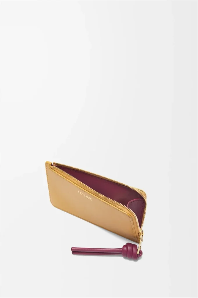 Porte-monnaie et cartes Knot en cuir nappa brillant Sahara/Crimson Porte-monnaie et cartes Knot en cuir nappa brillant Sahara/Crimson