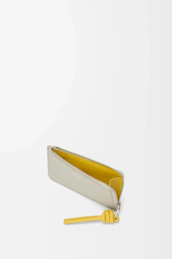 Porte-monnaie à nœud en cuir de veau nappa brillant Shell Grey/Dandelion