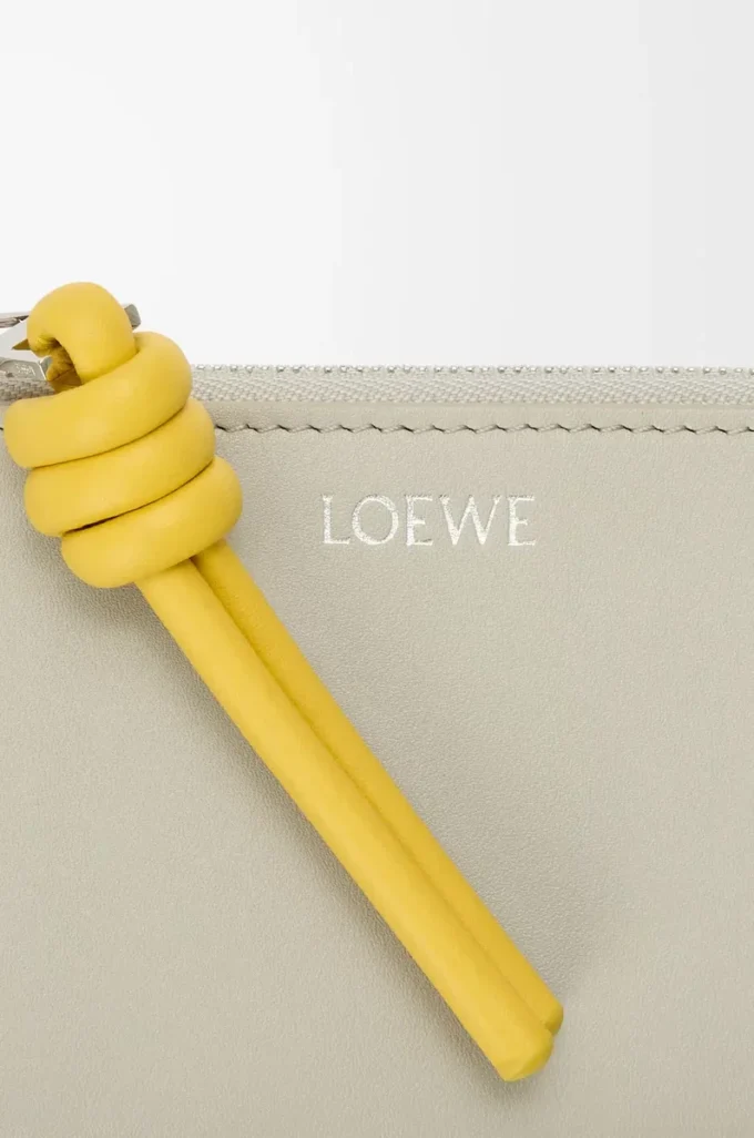 Porte-monnaie à nœud en cuir de veau nappa brillant Shell Grey/Dandelion