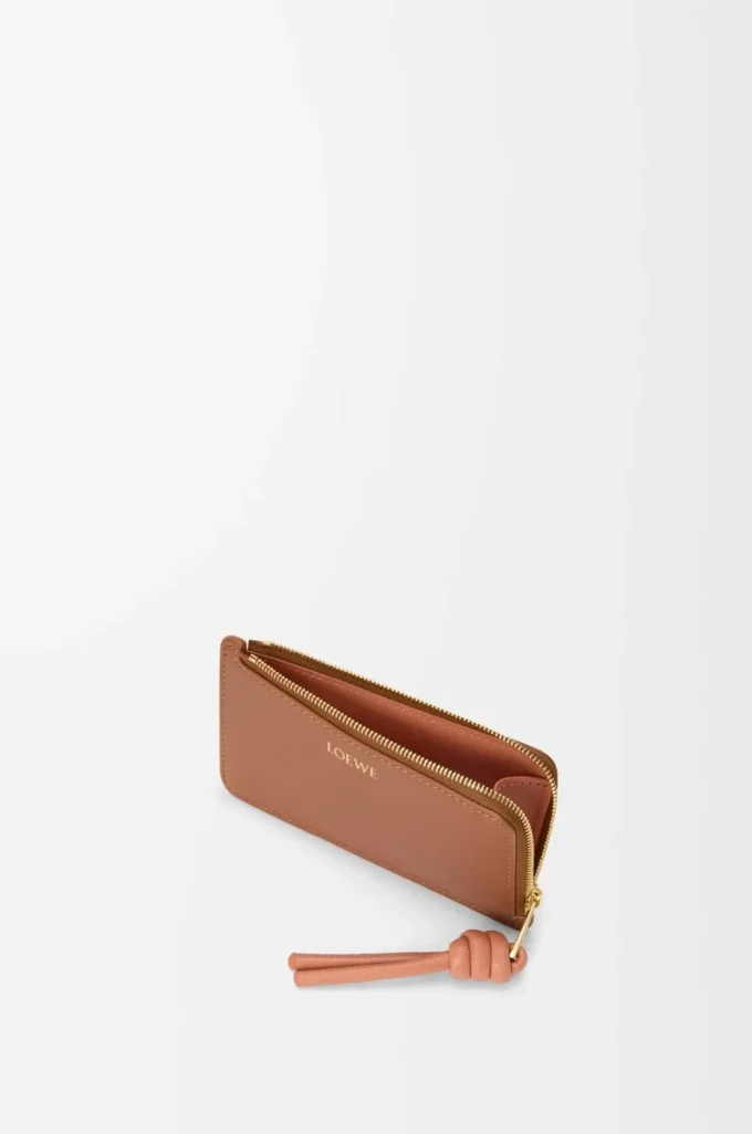 Porte-monnaie à nœud en cuir de veau nappa brillant Tan/Papaya Porte-monnaie à nœud en cuir de veau nappa brillant Tan/Papaya