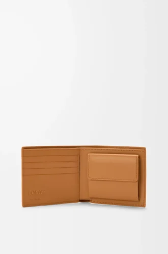 Porte-monnaie Puzzle à deux volets en cuir de veau grainé souple, couleur Light Canyon Brown Porte-monnaie Puzzle à deux volets en cuir de veau grainé souple, couleur Light Canyon Brown