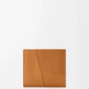 Porte-monnaie Puzzle à deux volets en cuir de veau grainé souple, couleur Light Canyon Brown Porte-monnaie Puzzle à deux volets en cuir de veau grainé souple, couleur Light Canyon Brown